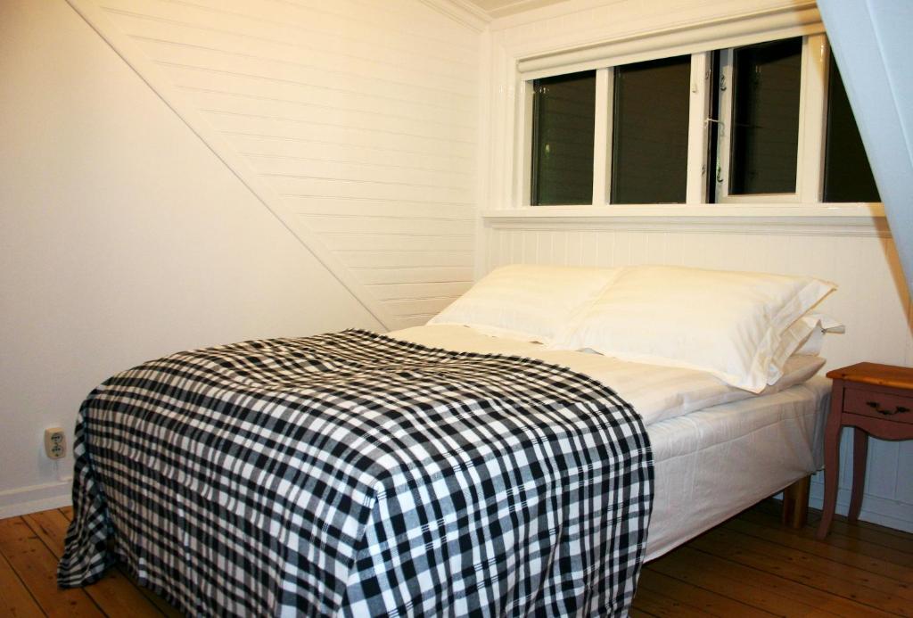 Moon Apartments room 6